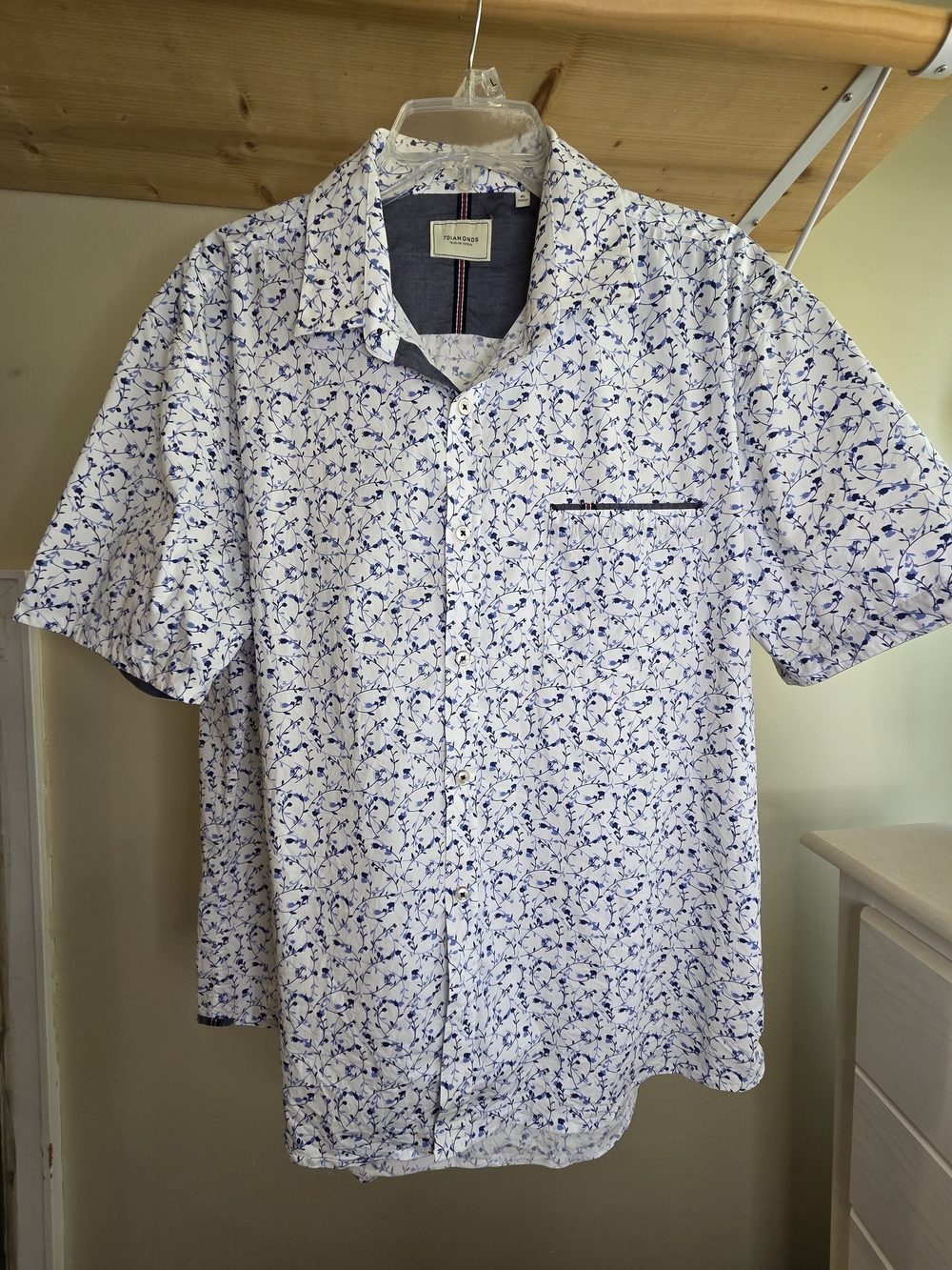 7 Diamonds White Short-Sleeve Button-Up with Blue Floral Print